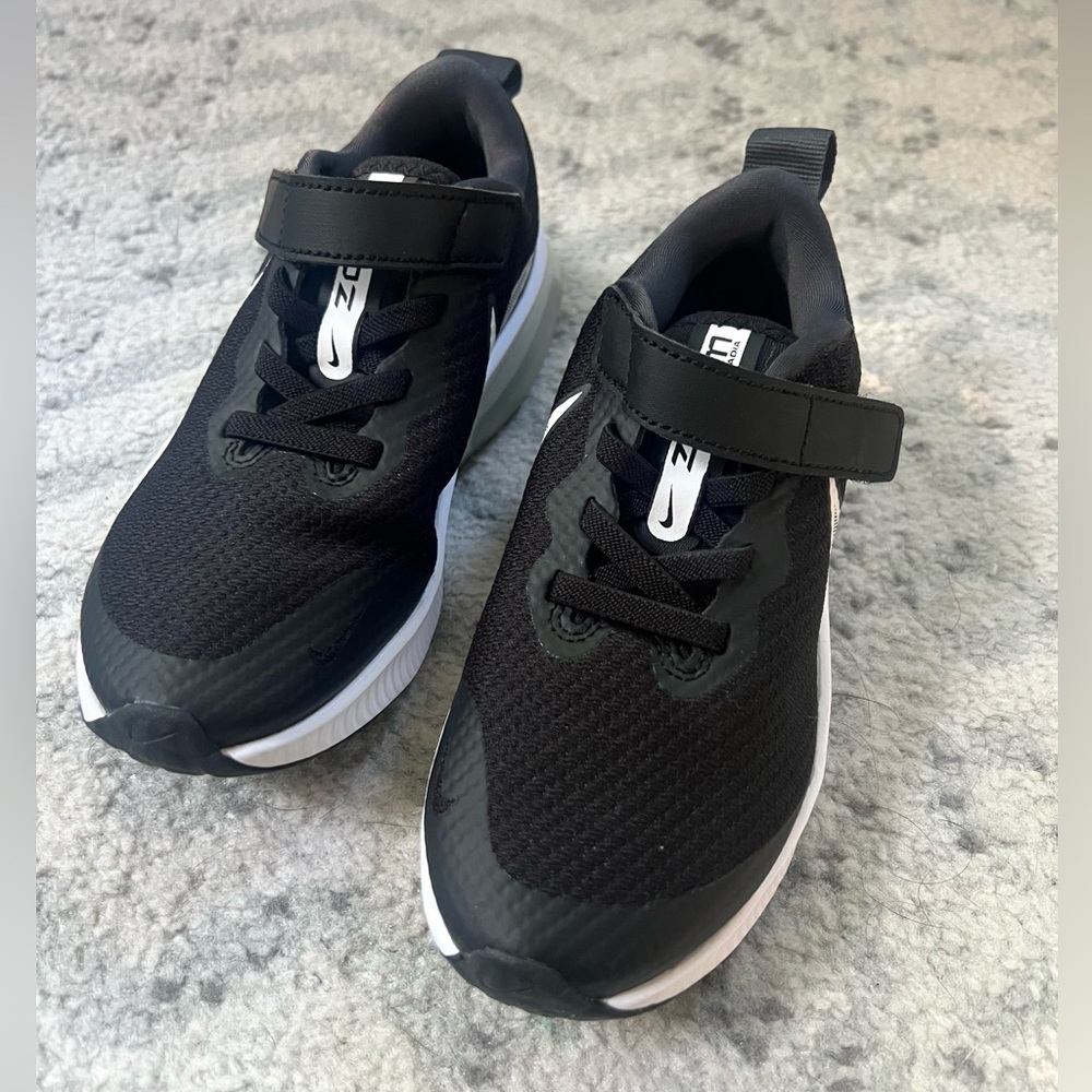 NWOT Nike Air Zoom Arcadia Boys Running Shoes Tennis Shoes Black White Sneakers - Picture 5 of 13